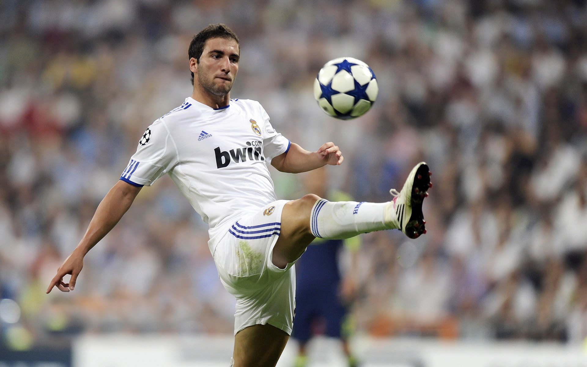 23岁新星打破尘封15年世界纪录,田径赛场再掀狂潮